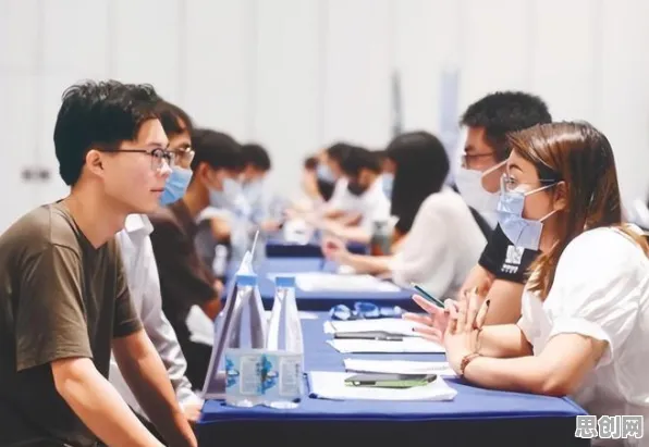 什么是确认偏误？它如何解释打工人集体摆烂这一现象