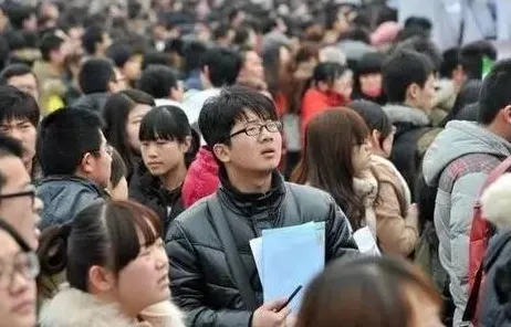 就业压力与日俱增现象引发热议，化学专家给出专业解读