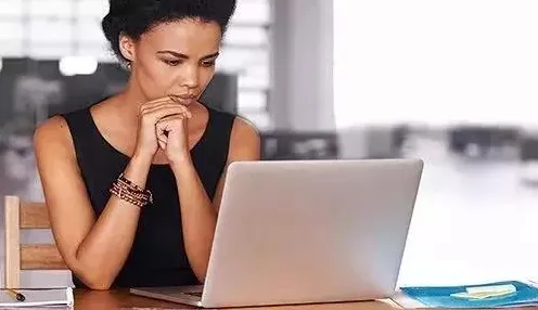 深陷生育率持续下降的中年人，积极心理学研究指出了出路