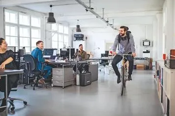 深陷混合工作模式兴起的Z世代，经济学研究指出了出路