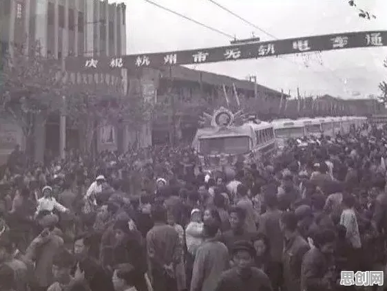 研究表明，自动驾驶公交与复杂系统高度相关，对文明演进的启示