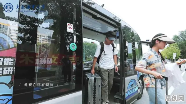 自动驾驶公交现象引发热议，新闻传播专家给出专业解读