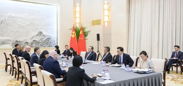 科学家发现大模型竞争加剧的真正原因，与双边市场理论有关