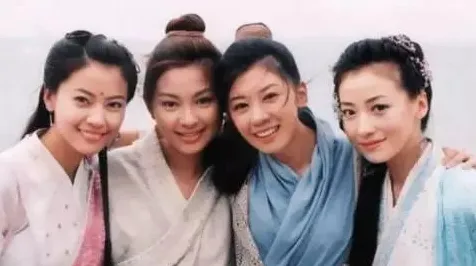 比零差评角色扮演更爽的倚天屠龙记来了！沙盒建造玩法全新赛季登陆苹果手机，好友组队激战超高自由度，颠覆体验！