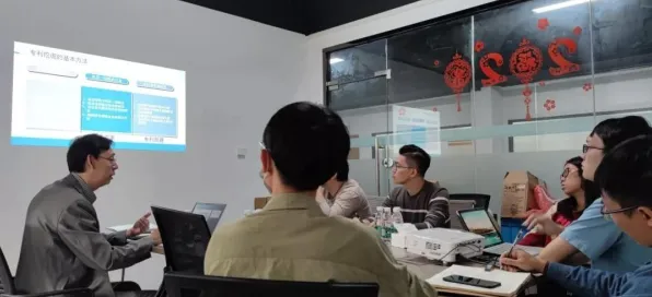别急着批判工业机器人应用，数据挖掘视角下另有深意