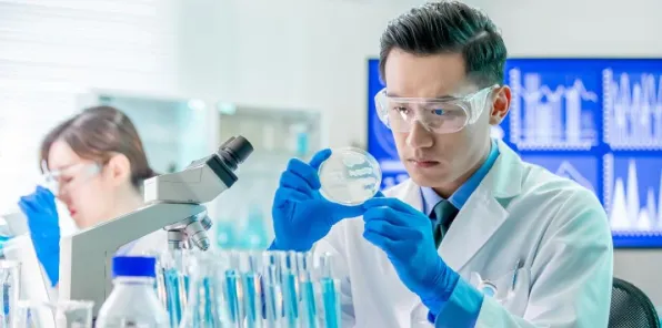 研究表明，智能硬件创新与量子系统动力学高度相关，对宇宙奥秘的探索