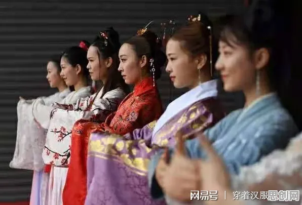科学家发现汉服热持续的真正原因，与量子鱼群算法有关